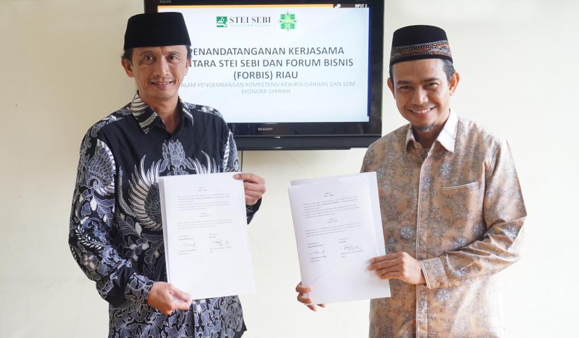  Ketua STEI SEBI Sigit Pramono  PhD  (kiri) dan Ketua Umum Forbis  Riau H Hendry Munief MBA usai meneken kerja sama kedua belah pihak, di kampus STEI SEBI Depok,  Rabu (25/5).    