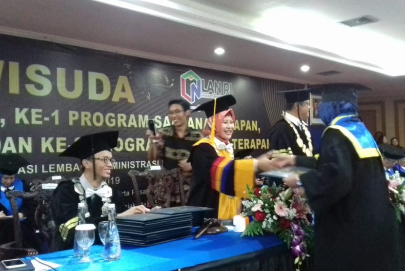 Ketua STIA LAN Jakarta Prof Dr Nurilah Nurdin saat mewisuda 489 di Jakarta Sabtu 23 November 2019.