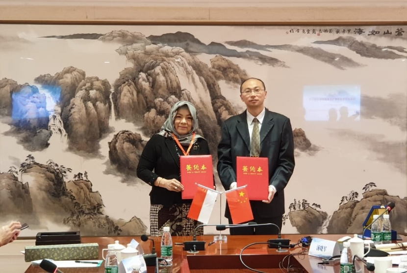 Ketua STMIK Nusa Mandiri, Dr Dwiza Riana MM, MKom menandatangani MoU bersama Vice Rector Suzhou Vocational University, Zhang Jianjun.