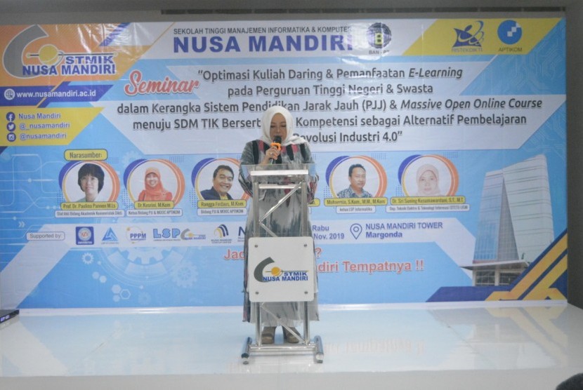 Ketua STMIK Nusa Mandiri, Dr Dwiza Riana  saat memberikan sambutan di acara seminar dan workshop PJJ dan MOOC.