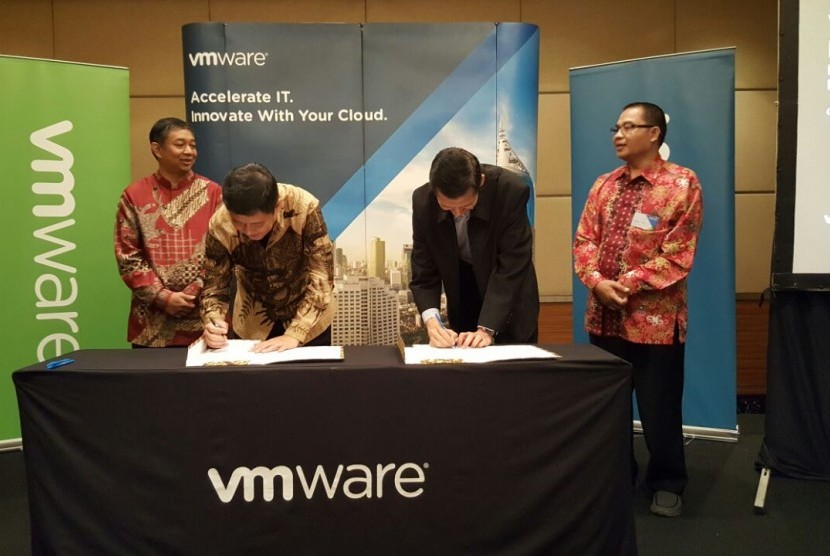 Ketua STMIK Nusa Mandiri Moch Wahyudi dan Direktur VMware Indonesia Adi Rusli menandatangani MoU di Jakarta, Kamis (22/9/2016).