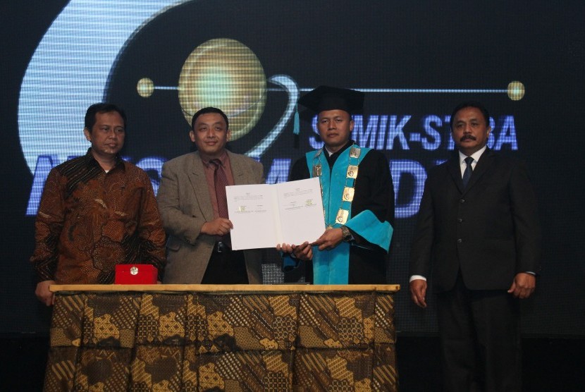 Ketua STMIK Nusa Mandiri Mochamad Wahyudi (kedua dari kanan) dan Ketua Pembina CEDS UI Roy Darmawan (kedua dari kiri) usai menandatangani kerja sama.
