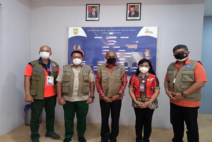  Ketua Subsatgas Kota Jayapura Riswandi (kiri) dan Supervisor Prokes Kota Jayapura Rus Nurhadi (dua kiri) dan Purnawan P (kanan) melakukan pertemuan dengan Walikota Jayapura Benhur Tomi Mano (tengah) dan Kadinkes Kota Jayapura Ni Nyoman Sri Antari (dua kanan) guna melakukan penguatan unsur pentahelix di Kantor Walikota Jayapura, Provinsi Papua Kamis (30/9).