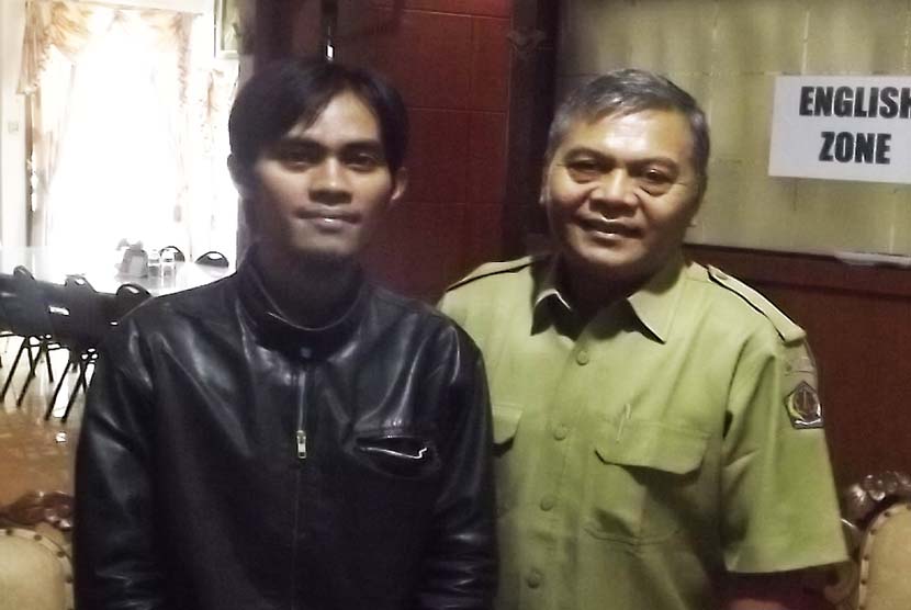 Ketua Tim Advokasi Pelajar Muslim Bali Helmi Aldjufri (kiri) bersama Kepala SMAN 2 Denpasar Ketut Sunarta (kanan), usai berdialog di Denpasar, Rabu (8/1).