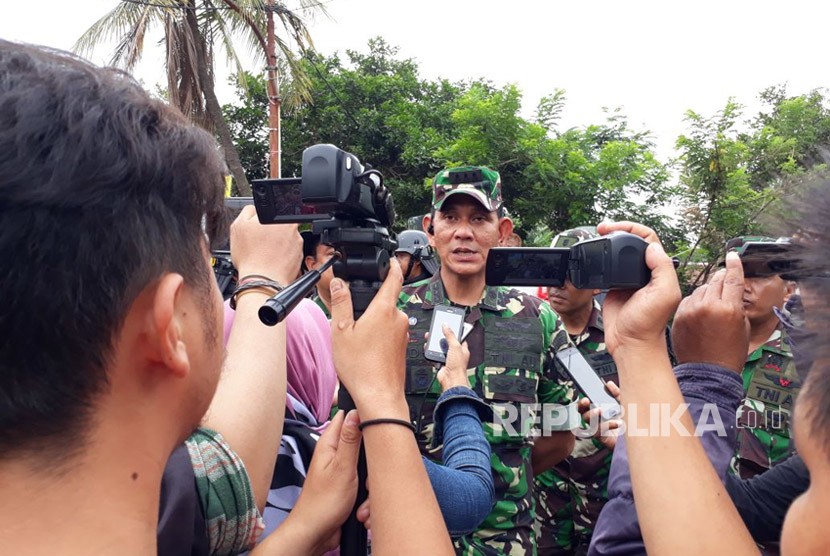 Ketua Tim Aset yang juga Kepala Dinas Logistik Lanud Suryadarma Kalijati, Subang, Kolonel Budhi Arifa Chaniago, saat berada di lokasi pembongkaran rumah dinas di Kampung Krajan, Desa Cikopo, Kecamatan Bungursari, Purwakarta, Senin (23/4).