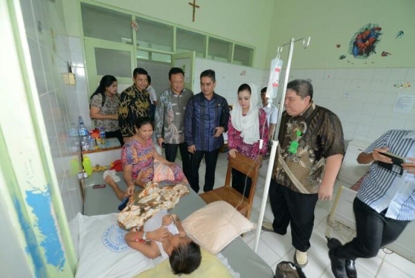 Ketua Tim BURT DPR RI, Agung Budi Santoso, melakukan kunjungan ke Rumah Sakit (RS) Stana Anna Kendari, Provinsi Sulawesi Tenggara, Rabu (5/4).