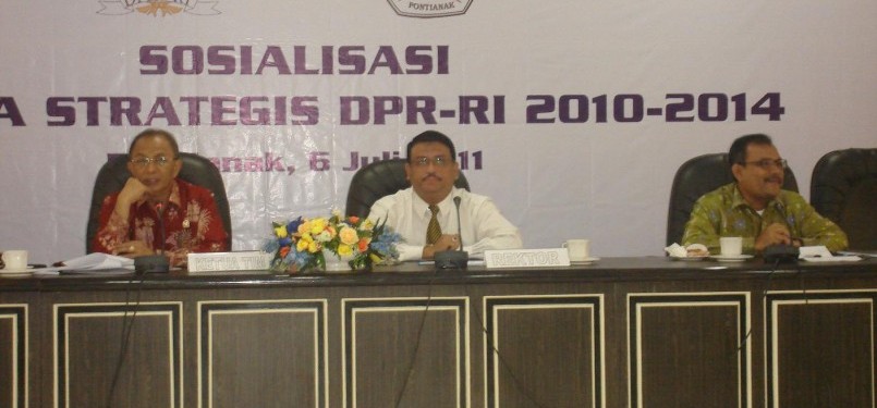 Ketua Tim BURT DPR RI, H. Refrizal, memberi sambutan pada pertemuan Sosialisasi Rencana Stategis (Renstra) DPR RI Tahun 2010-2014 di Universitas Tanjungpura, Pontianak, Kalimantan Barat, Rabu (6/7) lalu.