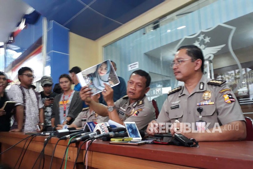 Ketua Tim DVI Kombespol dr. Pramujoko menunjukkan foto korban yang teridentifikasi bernama Surnah, Jumat (27/10) di RS Polri, Kramatjati, Jakarta Timur. Korban bernomor kantong 1 dengan nomor registrasi 344 ini baru berusia 14 tahun. 