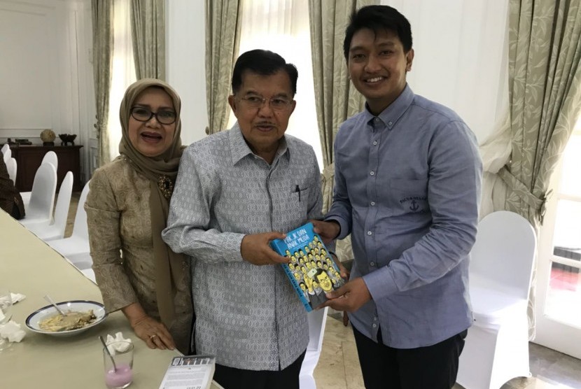 Ketua Tim Editor Buku Pak JK dan Anak Muda, Arief Rosyid menyerahkan buku kepada Wakil Presiden Jusuf Kalla