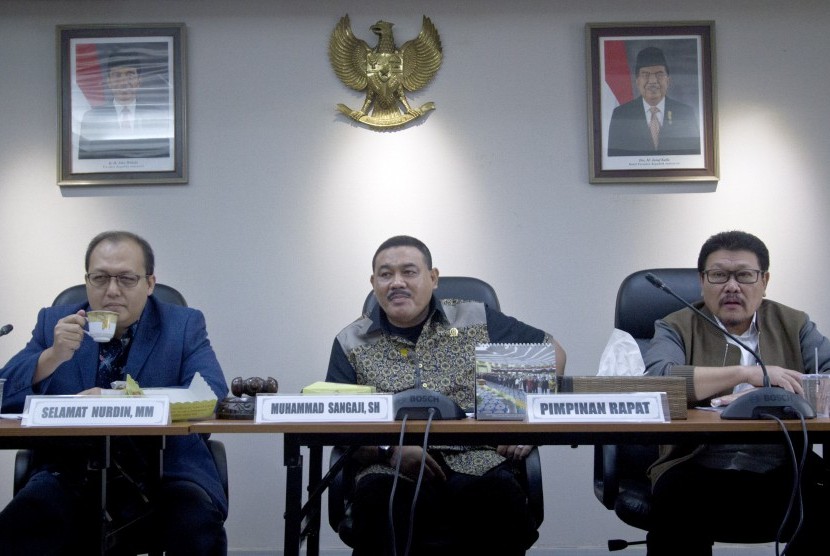 Ketua Tim Hak Angket Muhammad Sangaji (tengah) bersama Wakil Ketua Selamat Nurdin (kiri) dan Inggard Joshua (kanan) memimpin sidang angket di Jakarta, Kamis (12/3). 