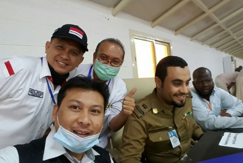 Ketua tim identifikasi jenazah WNI insiden Mina, Letkol Jaetul Muchlis Basyir dan anggota tim Naif Bahri dan Taufik Tjahjadi usai melakukan identifikasi dua jenazah terakhir insiden Mina, Jumat (16/10).