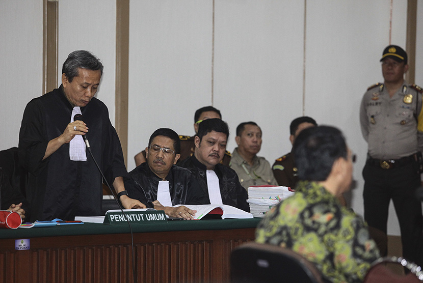 Head of prosecutors team in blasphemy case with Basuki Tjahaja Purnama as the defendant, Ali Mukartono (left) read the indictment at North Jakarta District Court, Thursday (April 20). 