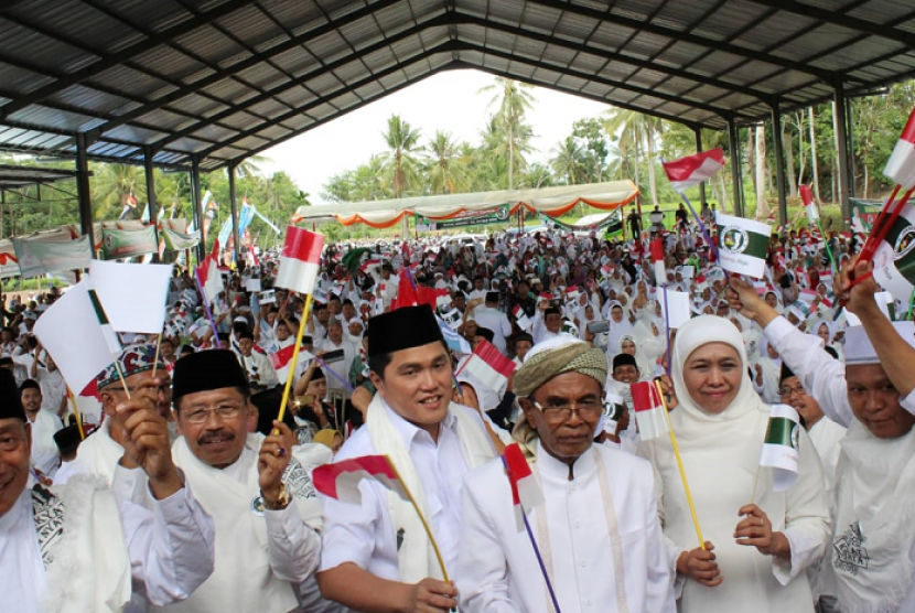 Ketua Tim Kampamye Nasional (TKN) untuk pemenangan Jokowi-Maruf, Erick Thohir (ketiga kiri) saat menghadiri deklarasi JKSN wilayah Tapal Kuda, Jawa Timur yang menyatakan diri mendukung pasangan Joko Widodo-KH. Maruf Amin pada kontestasi Pilpres 2019.