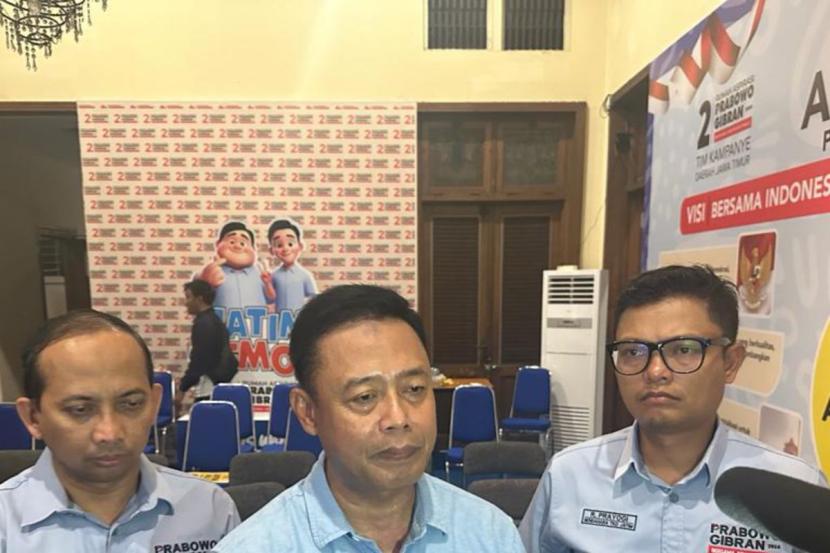 Ketua Tim Kampanye Daerah (TKD) Prabowo-Gibran Jawa Timur (Jatim), Boedi Prijo Soeprajitno (tengah).