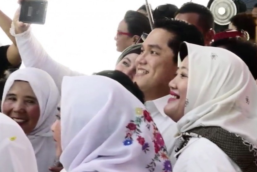 Ketua Tim Kampanye Nasional Joko Widodo-Ma’ruf Amin, Erick Thohir (ET), berswafoto bersama anggota 'Perempuan Keren' di Jakarta.