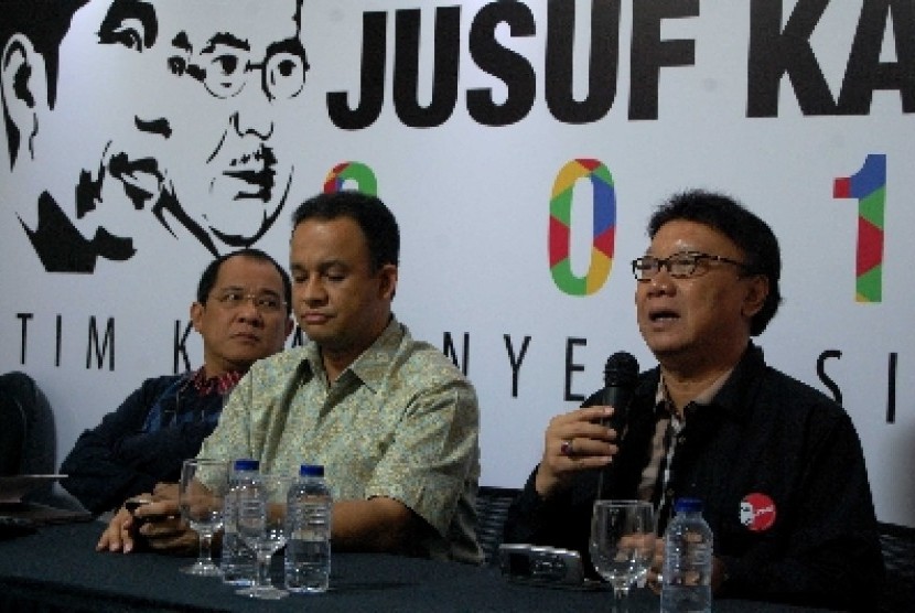   Ketua tim kampanye nasional Jokowi-JK, Tjahjo Kumolo (kanan)