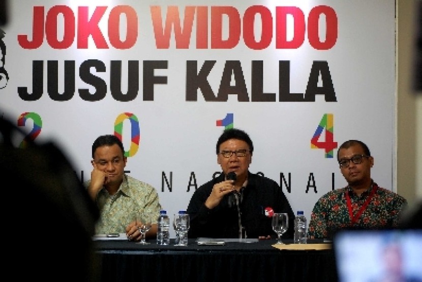  Ketua tim kampanye nasional Jokowi-JK, Tjahjo Kumolo memberikan keterangan di gedung media center Jokowi-JK, Menteng, Sabtu (7/6).