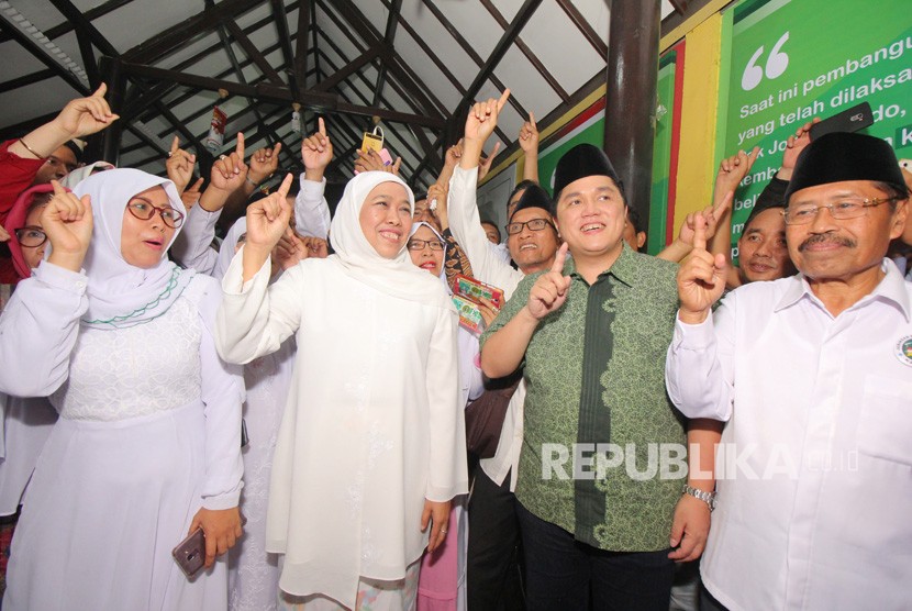 Ketua Tim Kampanye Nasional (TKN) Erick Thohir (kedua kanan) didampingi Penasihat Jaringan Kiai-Santri Nasional (JKSN) yang juga Gubernur Jawa Timur Terpilih Khofifah Indar Parawansa (kelima kanan) bersama sejumlah pendukung saat peresmian Rumah Aspirasi Jaringan Kyai Santri Nasional (JKSN) di Jalan Diponegoro, Surabaya, Jawa Timur, Jumat (26/10/2018). 