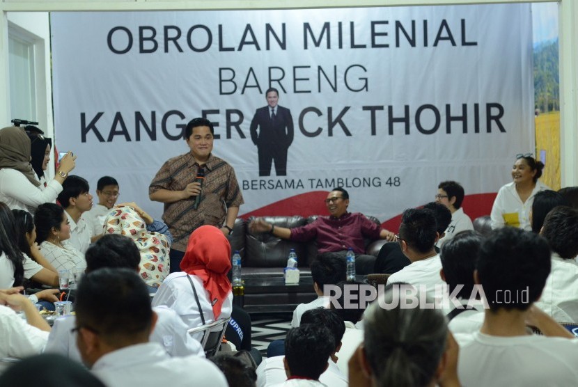 Ketua Tim Kampanye Nasional (TKN) Jokowi-Ma'ruf Amin, Erick Thohir berdialog dengan kalangan milenial pada acara Obrolan Milenial Bersama Kang Erick Thohir, di Posko Pemenangan Bersama Jokowi-Ma'ruf, di Jalan Tamblong, Kota Bandung, Ahad (20/1).