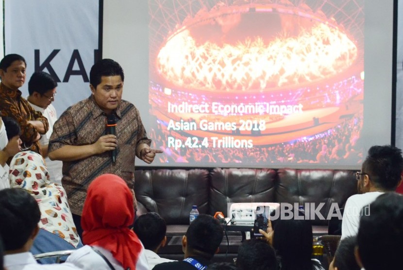 Ketua Tim Kampanye Nasional (TKN) Jokowi-Ma'ruf Amin, Erick Thohir berdialog dengan kalangan milenial pada acara Obrolan Milenial Bersama Kang Erick Thohir, di Posko Pemenangan Bersama Jokowi-Ma'ruf, di JalanTamblong, Kota Bandung, Ahad (20/1).