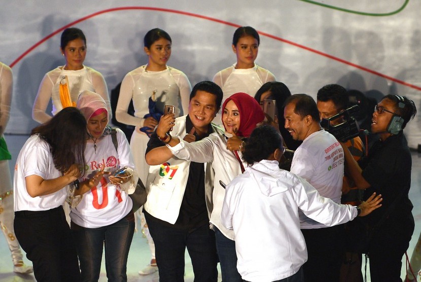 Ketua Tim Kampanye Nasional (TKN) Jokowi-Ma'ruf, Erick Thohir (tengah), melakukan swafoto saat ajang #01Fest di Jakarta, Sabtu (17/11). Acara tersebut untuk mengenalkan konsep identitas kampanye atribut #01IndonesiaMaju beserta peluncuran JokowiApp.