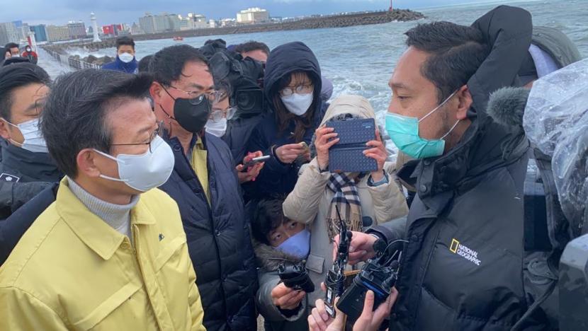 Ketua tim KBRI Puji Basuki berdiskusi dengan Menteri Kelautan dan Perikanan Korsel Moon Seong-hyeok di lokasi operasi SAR awak kapal ikan 32 Myongminho di Pulau Jeju, Korsel, Kamis (31/12).