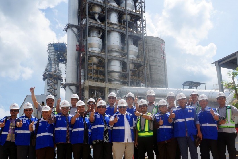 Ketua tim Komisi VI DPR Azam Azman Natawijaya (keenam kanan) bersama rombongan dan Direktur Enjinering dan Proyek Semen Indonesia Gatot Kustyadji (kelima kanan) beserta karyawan berfoto bersama di depan pabrik yang sudah selesai dibangun, di Rembang, 