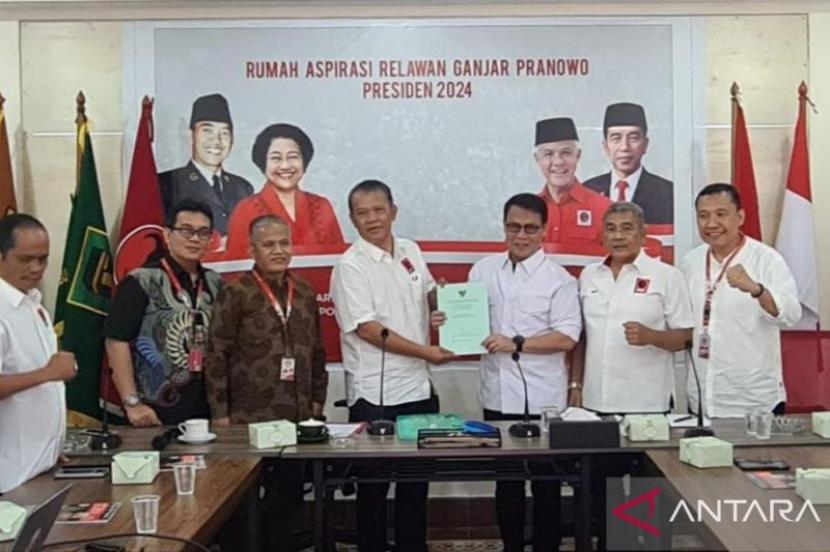Ketua Tim Koordinasi Relawan Pemenangan Pilpres DPP PDI Perjuangan (TKRPP) yang juga Wakil Ketua MPR RI, Ahmad Basarah saat menyambut kedatangan Relawan Projo di Jakarta, Jumat (15/09/2023).