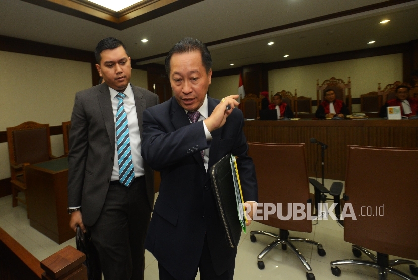 Ketua Tim Kuasa Hukum PPP, Humphrey R Djemat (kedua kiri) berjalan keluar ruangan usai menjalani sidang gugatan perdana di Pengadilan Negeri Jakarta Pusat, Selasa (15/3). 
