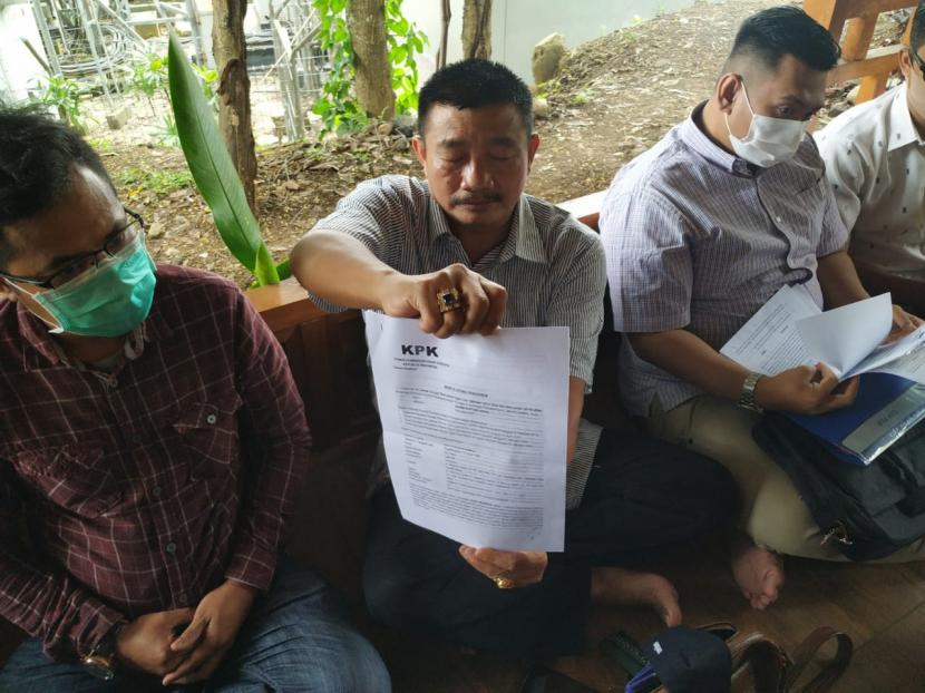 Ketua tim kuasa hukum Wali Kota Tasikmalaya, Bambang Lesmana menunjukkan dokumen BAP kliennya ketika diperiksa KPK, saat konferensi pers di Tasikmalaya, Sabtu (24/10).