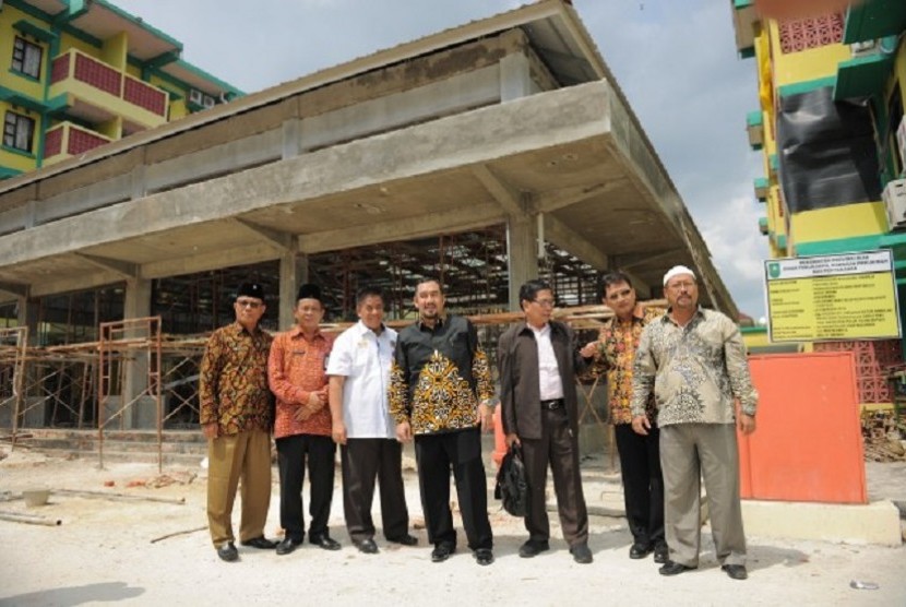 Ketua Tim Kunjungan Kerja Komisi VIII DPR RI Deding Ishak meninjau lokasi Embarkasi Haji Antara, di Pekanbaru, Riau.