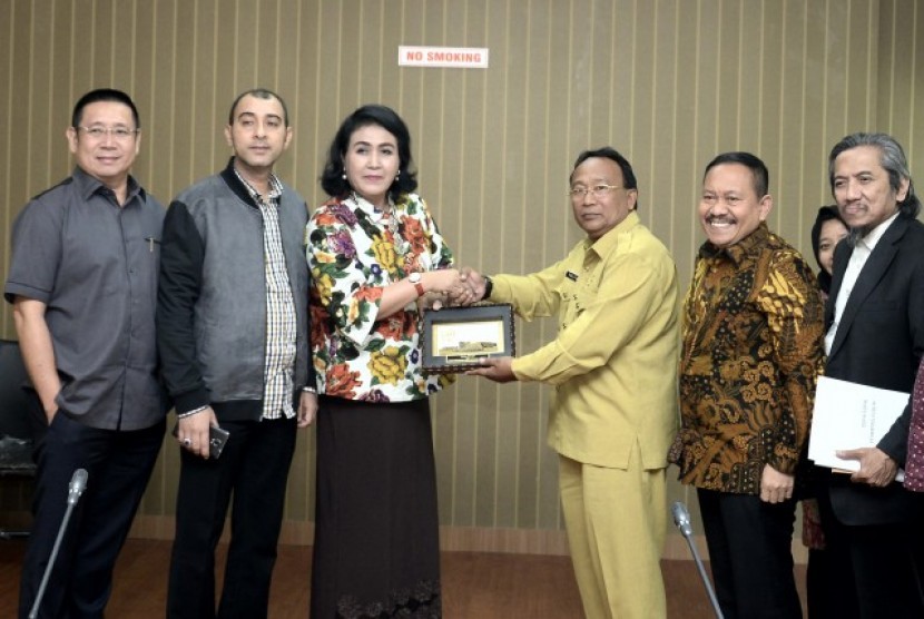 Ketua Tim kunjungan spesifik BURT DPR Elva Hartati melakukan sosialisasi di Padang. 