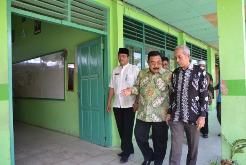 Ketua Tim Kunjungan Spesifik Komisi X DPR, Zainul Arifin (tengah), meninjau kesiapan pelaksanaan Ujian Nasional Berbasis Komputer (UNBK) 2017 tingkat SMP/sederajat di SMPN 1 Kertak Hanyar, Banjar, Kalimantan Selatan, Jumat (21/4).