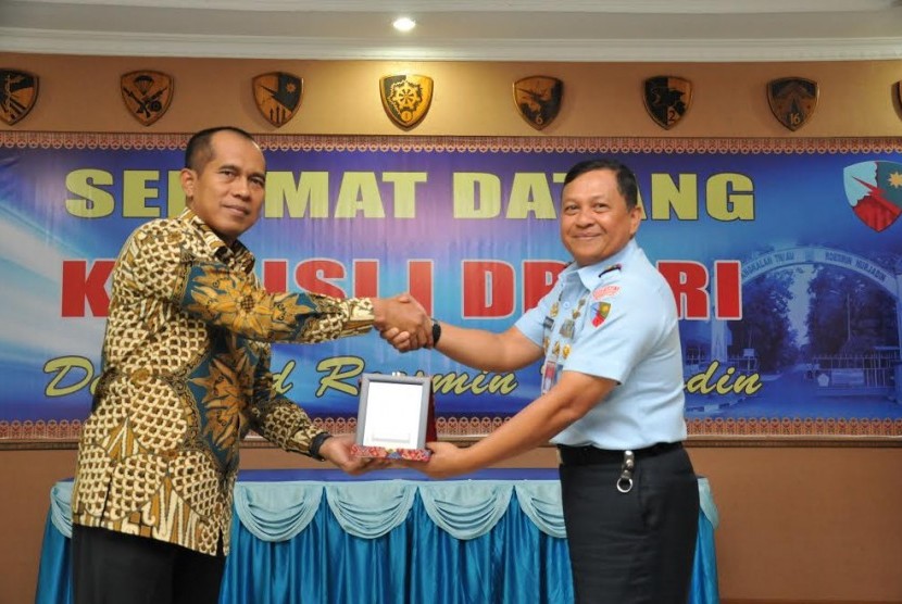 Ketua Tim Kunspek Komisi I DPR RI, Abdul Kharis Almasyhari (kiri) saat meninjau Lanud Roesmin Nurjadin, Pekanbaru. 