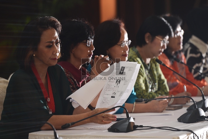 Ketua tim Panitia Seleksi (Pansel) Destry Damayanti (keempatkiri) bersama anggota tim Pansel menunjukan hasil asessment calon pimpinan KPK di Gedung III Sekretariat Negara, Jakarta, Rabu (12/8). 