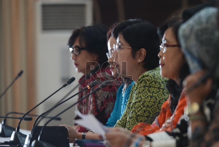 Ketua tim Panitia Seleksi (Pansel) Destry Damayanti (ketiga kanan) bersama anggota tim Pansel mengumumkan hasil asessment calon pimpinan KPK di Gedung III Sekretariat Negara, Jakarta, Rabu (12/8).