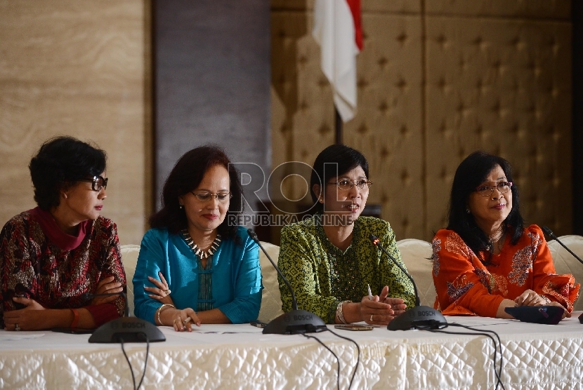 Ketua tim Panitia Seleksi (Pansel) Destry Damayanti (ketiga kiri) bersama anggota tim Pansel mengumumkan hasil asessment calon pimpinan KPK di Gedung III Sekretariat Negara, Jakarta, Rabu (12/8). 