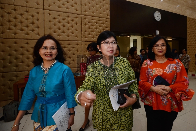 Ketua tim Panitia Seleksi (Pansel) Destry Damayanti (tengah) bersama anggota tim Pansel memasuki Gedung III Sekretariat Negara untuk mengumumkan hasil asessment calon pimpinan KPK, Jakarta, Rabu (12/8).