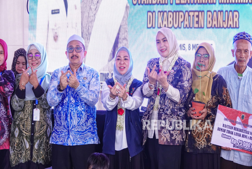 Ketua Tim Pembina Posyandu Provinsi Kalimantan Selatan Hj Fathul Jannah Muhidin saat melakukan kunjungan dalam rangka sosialisasi enam pelayanan dasar di salah satu posyandu Kabupaten Banjarbaru. 