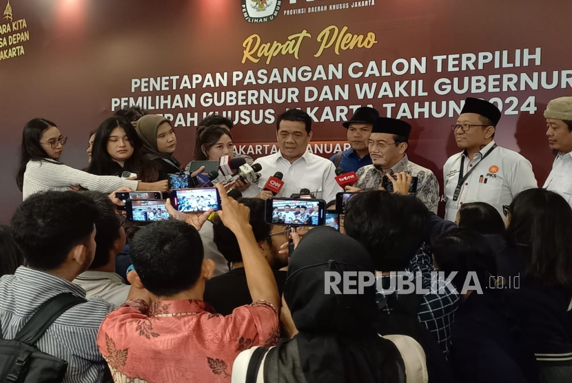 Ketua Tim Pemenangan Pasangan Ridwan Kamil-Suswono, Ahmad Riza Patria, dan calon wakil gubernur Jakarta Suswono, memberikan keterangan saat menghadiri penetapan gubernur dan wakil gubernur terpilih di Hotel Pullman Central Park, Jakarta Barat, Kamis (9/1/2025).