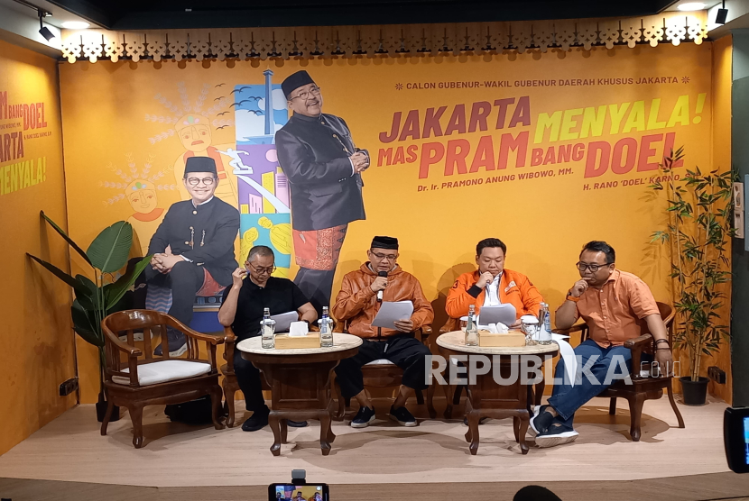 Ketua Tim Pemenangan Pramono-Rano, Lies Hartono alias Cak Lontong, memberikan keterangan saat konferensi pers di Rumah Cemara 19, Jakarta Pusat, Selasa (3/12/2024).