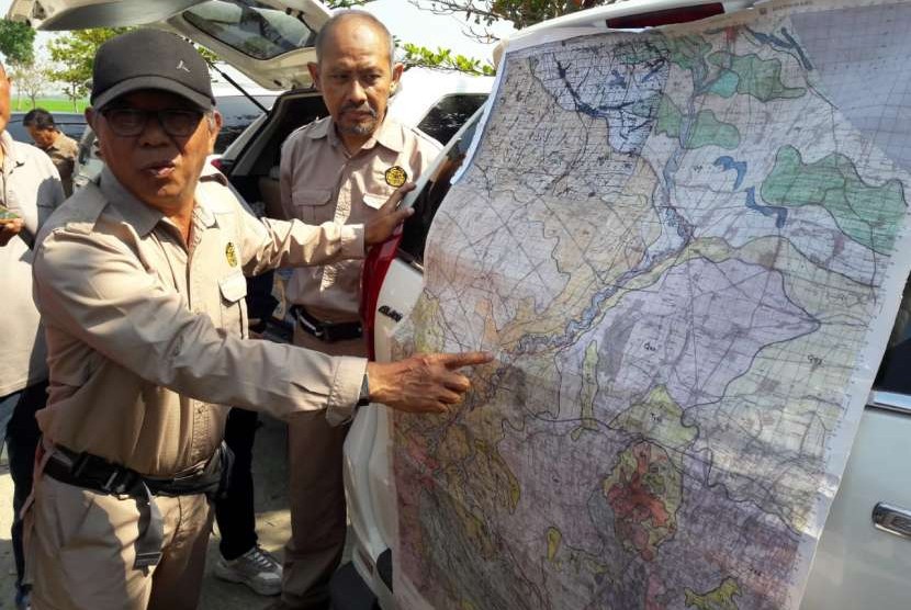 Ketua Tim Pemetaan Pusat Survei Geologi, Badan Geologi KESDM, Asdani, menjelaskan kegiatan pemetaan mikrozonasi untuk melihat potensi tingkat kerawanan gempa bumi di Desa Pagedangan dan Desa Sukaperna, Kecamatan Tukdana, Kabupaten Indramayu, Senin (20/8).