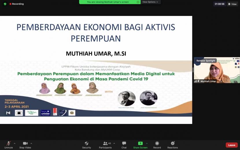  Ketua Tim Pengabdian kepada Masyarakat (PKM) Fikom Unisba Tia Muthiah Umar dalam kegiatan webinar PKM dengan mengambil tema “Pemberdayaan Perempuan dalam Memanfaatkan Media Digital untuk Penguatan Ekonomi di Masa Pandemi Covid 19