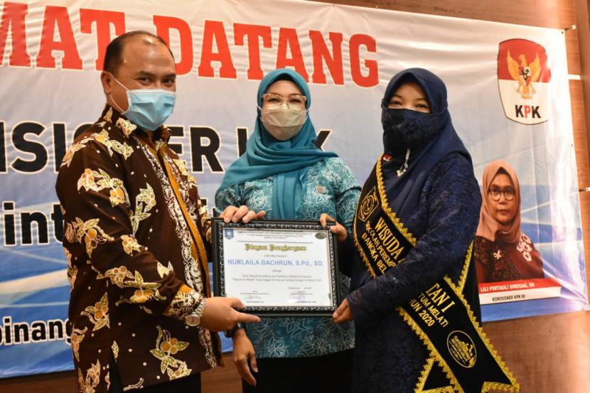  Ketua Tim Penggerak Pemberdayaan Kesejahteraan Keluarga (TP PKK) Provinsi Kepulauan Bangka Belitung (Babel), Melati Erzaldi, sekaligus Founder Sekolah Perempuan Sekuntum Melati mewisuda peserta didiknya di Ruang Pasir Padi Kantor Gubernur Kepulauan Babel, Selasa (22/12).