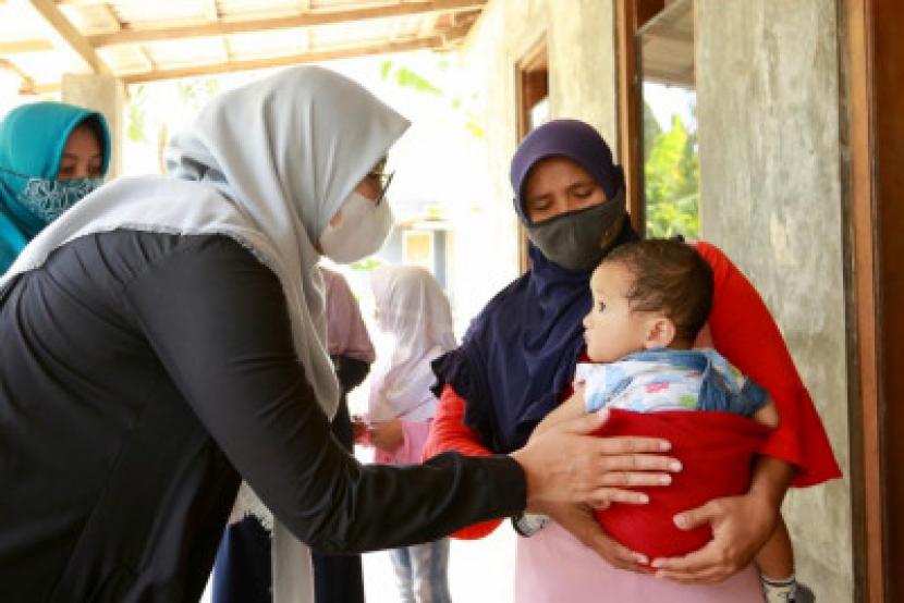 Ketua Tim Penggerak PKK Kabupaten Banyuwangi, Ipuk Fiestiandani Azwar Anas saat mengunjungi Desa Kumendung, Kecamatan Muncar, Kabupaten Banyuwangi.