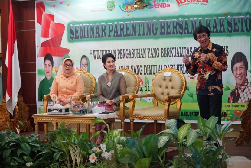 Ketua Tim Penggerak PKK Kabupaten Muba Hj Thia Yufada Dodi Reza dalam seminar sehari bersama DR Seto Mulyadi SPsi MPsi, dengan tema 