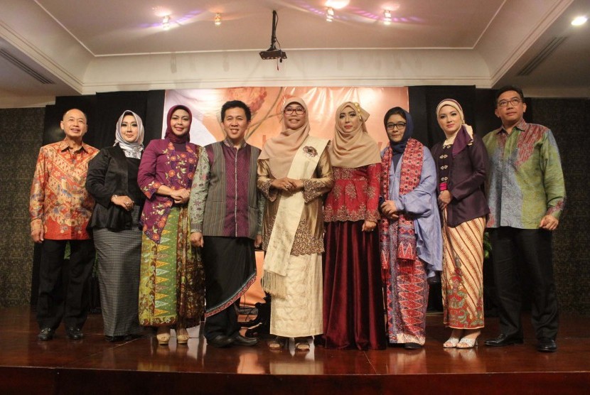 Ketua Tim Penggerak PKK Provinsi Jabar Hj Netty Prasetiyani Heryawan (tengah) berfoto bersama dengan peserta diskusi dan fashion show tentang 'Inspirasi Budaya di Hotel Papandayan, Kota Bandung, Rabu (27/4).
