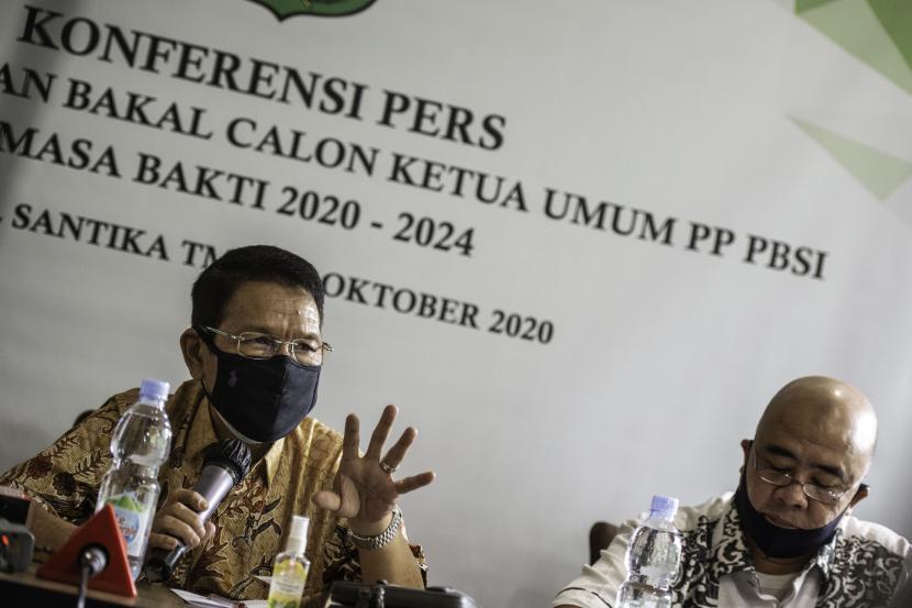 Ketua Tim Penjaringan Bakal Calon Ketua Umum PBSI 2020-2024 Edi Sukarno (kiri) bersama Sekretaris Topan Indra Karsa (kanan) memberikan keterangan pers terkait penyenggaraan Munas PBSI di Jakarta, Selasa (13/10/2020). Pengurus Pusat Persatuan Bulutangkis Seluruh Indonesia (PP PBSI) menggelar Musyawarah Nasional (Munas) pada 5-6 November 2020 dengan agenda pemilihan Ketua Umum PBSI masa bakti 2020-2024.