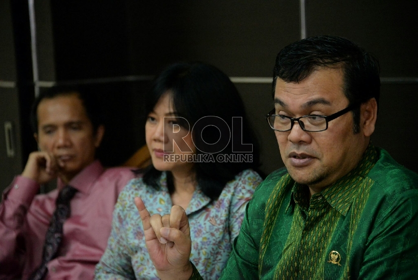  Ketua Tim Penyelidikan Kasus Tolikara Maneger Nasution (kanan) menyampaikan temuan Komnas HAM terkait kasus Tolikara di Jakarta, Senin (10/8).   (Republika/Prayogi)