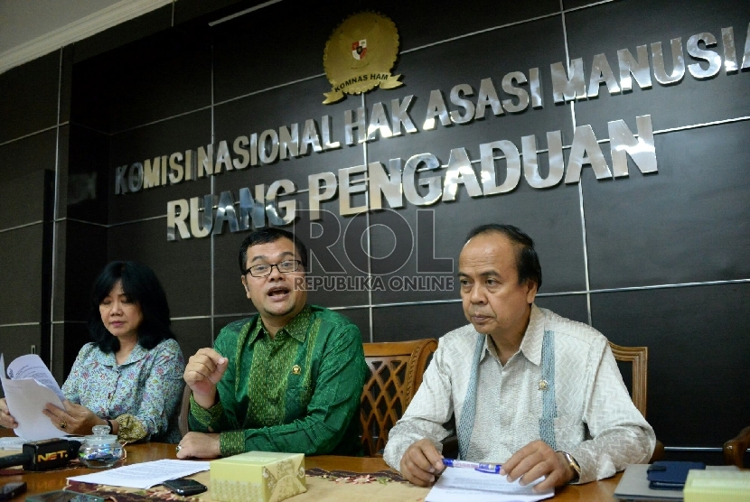  Ketua Tim Penyelidikan Kasus Tolikara Maneger Nasution (tengah) menyampaikan temuan Komnas HAM terkait kasus Tolikara di Jakarta, Senin (10/8).   (Republika/Prayogi)
